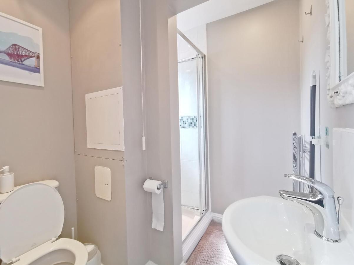 Modern And Spacious Double&King Bedrooms Both With Private Bathrooms เอดินบะระ ภายนอก รูปภาพ