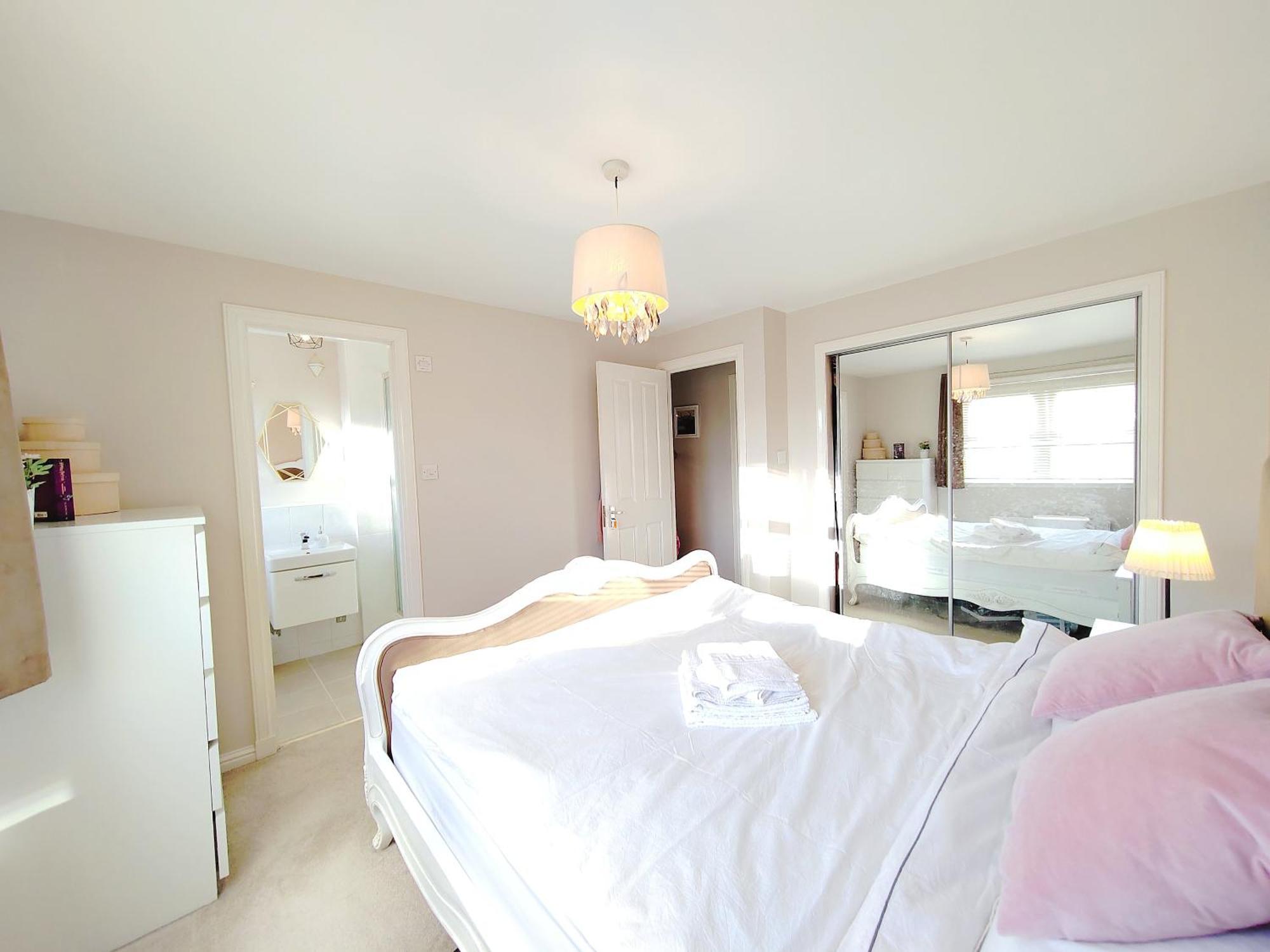 Modern And Spacious Double&King Bedrooms Both With Private Bathrooms เอดินบะระ ห้อง รูปภาพ